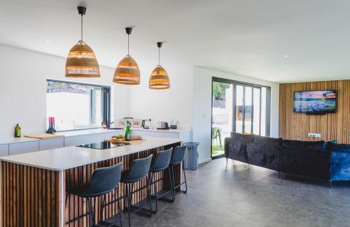 Knysna Casa | Dive into Luxury - Spacious Modern House with Pool
