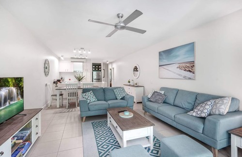 Palm Cove Complejo | Dive Straight in from this Breezy Poolside Oasis