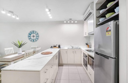 Palm Cove Complejo | Dive Straight in from this Breezy Poolside Oasis