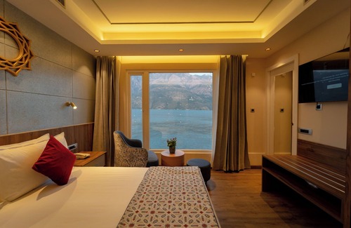 Chamiyala Alquiler De Eote | Divine Lake Cruise