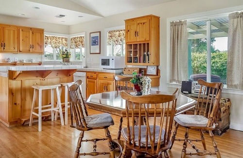 Paso Robles Casa | ¿Los dinosaurios beben vino? ¡Ven a Sundance Cottage y descúbrelo!