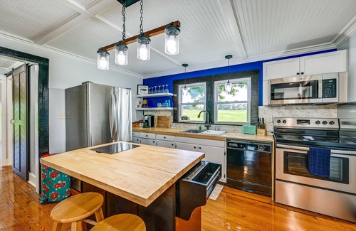 Elkin Casa | Dobson Farmhouse w/ Scenic Porch - Near Vineyards!