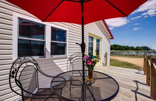 Avenue Casa | Dock Access Waterfront Cottage in Avenue!