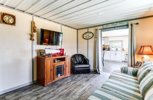 Avenue Casa | Dock Access Waterfront Cottage in Avenue!