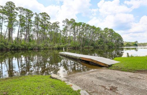 Elberta Casa | Dock and Boat Ramp Access Home Near Wolf Bay!