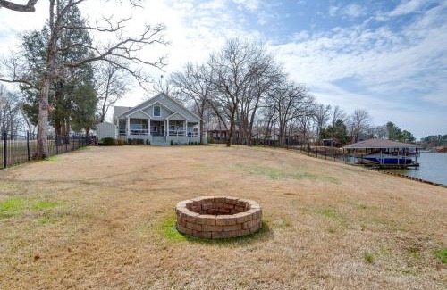 Enchanted Oaks Casa | Dock and Lake Access Gem on Cedar Creek Reservoir