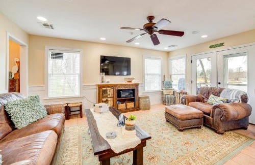 Enchanted Oaks Casa | Dock and Lake Access Gem on Cedar Creek Reservoir