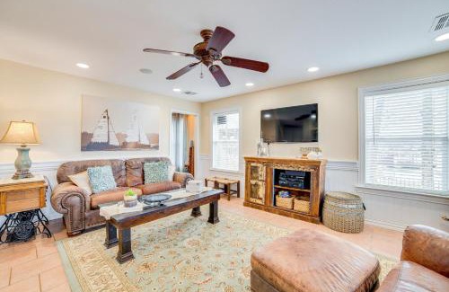 Enchanted Oaks Casa | Dock and Lake Access Gem on Cedar Creek Reservoir