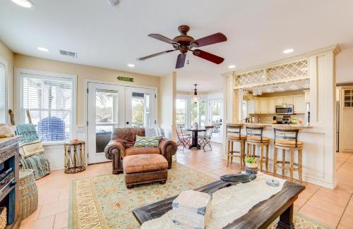 Enchanted Oaks Casa | Dock and Lake Access Gem on Cedar Creek Reservoir
