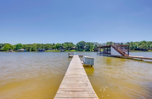 Enchanted Oaks Casa | Dock, Deck and Kayaks Home on Cedar Creek Reservoir