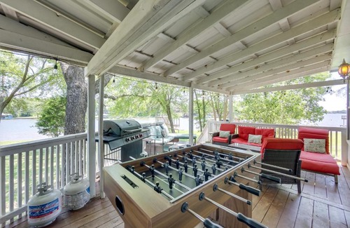 Enchanted Oaks Casa | Dock, Deck and Kayaks Home on Cedar Creek Reservoir