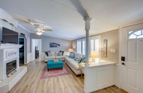 Enchanted Oaks Casa | Dock, Deck and Kayaks Home on Cedar Creek Reservoir