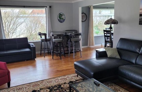 Toledo Casa | dock, game room, bar and private river view patio