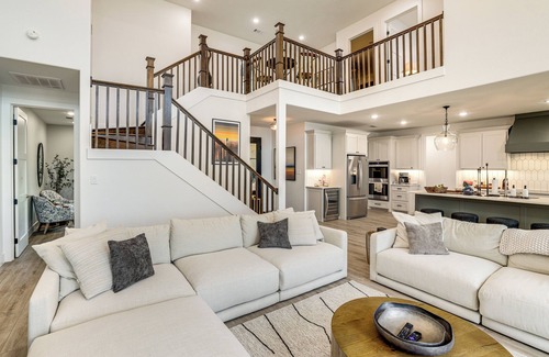 Gun Barrel City Casa | Dock & Hot Tub! High-End Cedar Creek Lake Retreat