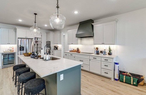Gun Barrel City Casa | Dock & Hot Tub! High-End Cedar Creek Lake Retreat