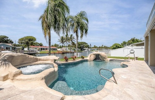 Cocoa Beach Casa | Dock, Kayaks, Pool, JACUZZI, ping pong, billiards, all beach gear, and more!