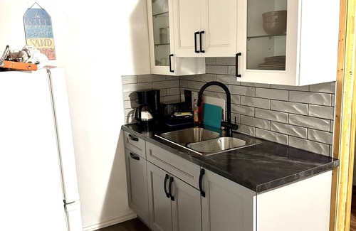 Wasaga Beach Cabaña | Dock Life Beach 1 - Cottage 3, Riverside 2 bedroom, 3 min walk to Beach 1