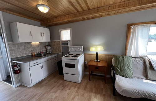 Wasaga Beach Cabaña | Dock Life Beach 1 - Cottage 10, Riverside 2 bedroom, 3 min walk to Beach 1