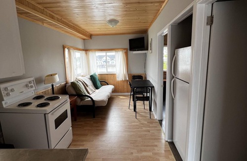 Wasaga Beach Cabaña | Dock Life Beach 1 - Cottage 10, Riverside 2 bedroom, 3 min walk to Beach 1