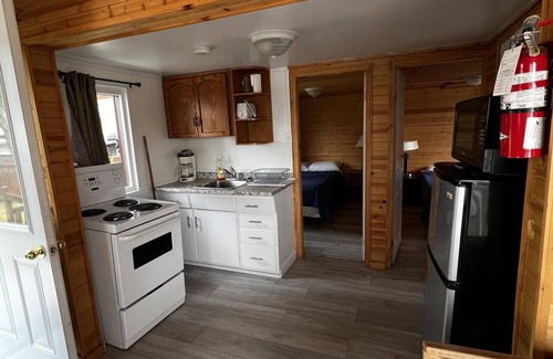 Wasaga Beach Cabaña | Dock Life Beach 1 - Cottage 11, Riverside 2 bedroom, 3 min walk to Beach 1