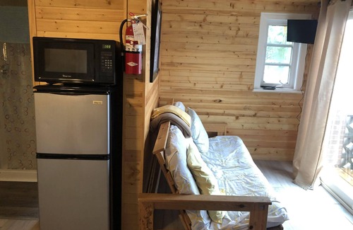 Wasaga Beach Cabaña | Dock Life Beach 1 - Cottage 11, Riverside 2 bedroom, 3 min walk to Beach 1
