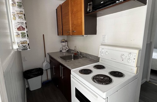 Wasaga Beach Cabaña | Dock Life Beach 1 - Cottage 5, Riverside Property, 2 Bdrm, 3 min walk to Beach 1