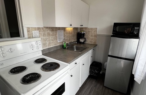 Wasaga Beach Cabaña | Dock Life Beach 1 - Cottage 6, Riverside Property, 2 Bdrm, 3 min walk to Beach 1