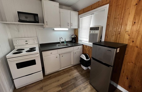 Wasaga Beach Cabaña | Dock Life Beach 1 - Cottage 9, Riverside Property, Studio, 3 min walk to Beach 1