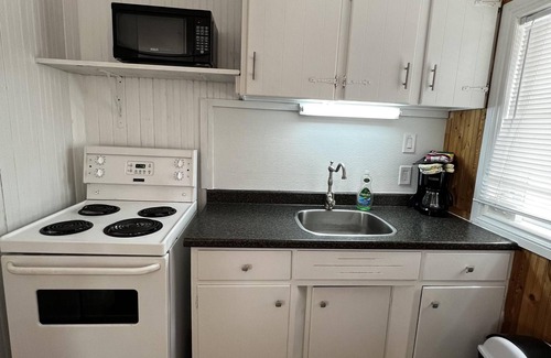 Wasaga Beach Cabaña | Dock Life Beach 1 - Cottage 9, Riverside Property, Studio, 3 min walk to Beach 1