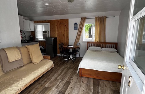 Wasaga Beach Cabaña | Dock Life Beach 1 - Cottage 9, Riverside Property, Studio, 3 min walk to Beach 1
