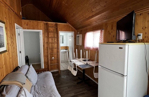 Wasaga Beach Cabaña | Dock Life Beach 1 - Cottage 8, Riverside, 2 bdrm and Loft, 3 min walk to Beach 1