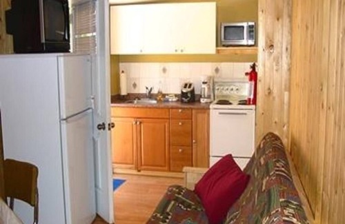 Wasaga Beach Cabaña | Dock Life Beach 1 - Cottage 8, Riverside, 2 bdrm and Loft, 3 min walk to Beach 1