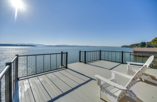 Groveoak Casa | Dock + Panoramic Views: Guntersville Lake Retreat!