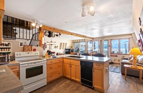 Bayview Casa | Dock's End Floating Home