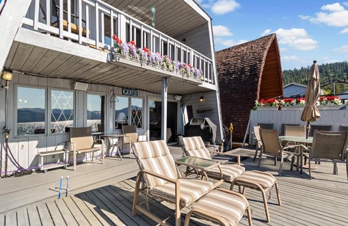 Bayview Casa | Dock's End Floating Home