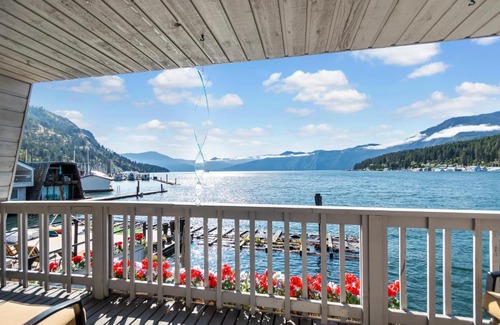 Bayview Casa | Dock's End Floating Home