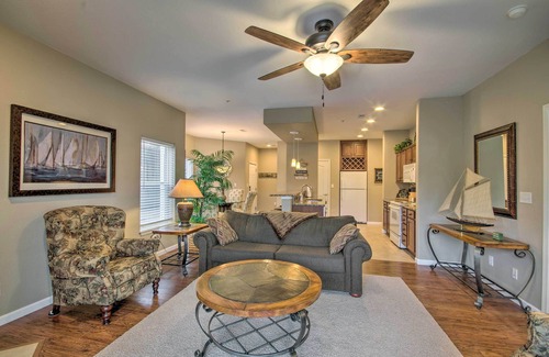 Lake Ozark Condominio | Dock, Slip & Pool: Breezy Lake Ozark Escape
