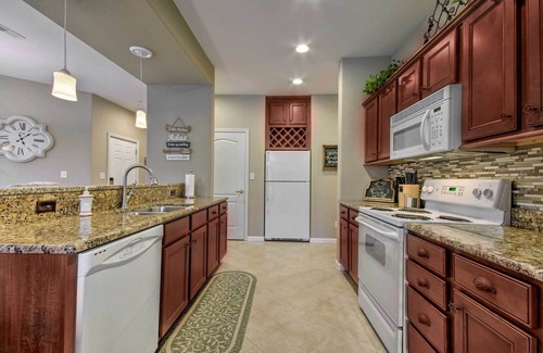 Lake Ozark Condominio | Dock, Slip & Pool: Breezy Lake Ozark Escape