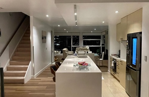 Docklands Apartamento | Docklands Penthouse de lujo sobre el distrito Docklands | Estacionamiento gratis y tranvía gratis