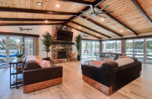 Oakhurst Casa | Doe Cabin Hot Tub/Playground/Game Room and more