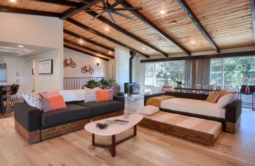 Oakhurst Casa | Doe Cabin Hot Tub/Playground/Game Room and more
