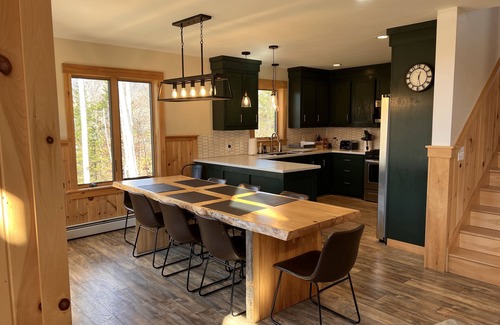 Carrabassett Valley Chalet De Esquí | Dog-friendly chalet + hot tub, EV charger