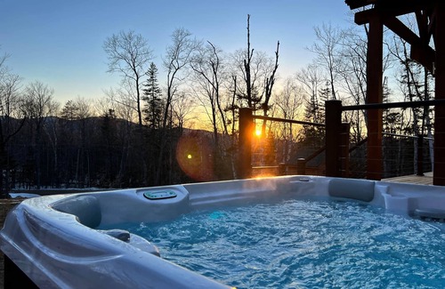 Carrabassett Valley Chalet De Esquí | Dog-friendly chalet + hot tub, EV charger