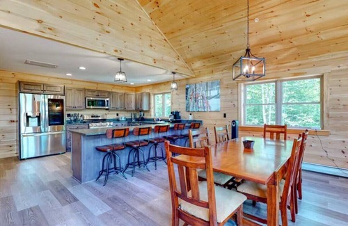 Carrabassett Valley Cabina | Dog-friendly cabin - Built in 2022!
