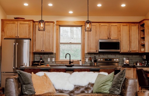 Emigrant Casa | Dog-friendly, 2-bedroom cabin with curated library, fire pit, and wide Montana skies. Tucked off a scenic dirt road in Paradise Valley—15 minutes to dining, 45 minutes to Yellowstone.