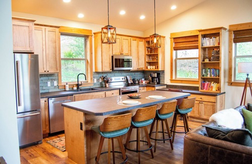 Emigrant Casa | Dog-friendly, 2-bedroom cabin with curated library, fire pit, and wide Montana skies. Tucked off a scenic dirt road in Paradise Valley—15 minutes to dining, 45 minutes to Yellowstone.