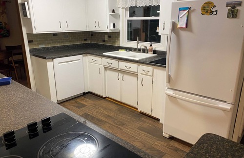 Green Bay Casa | Dog Friendly 3-bedroom house near Door County, Lambeau Field and on a bus line!