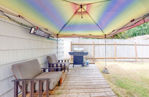 Winchester Bay Apartamento | Dog-friendly ADU with a full kitchen & shared washer/dryer - near the water