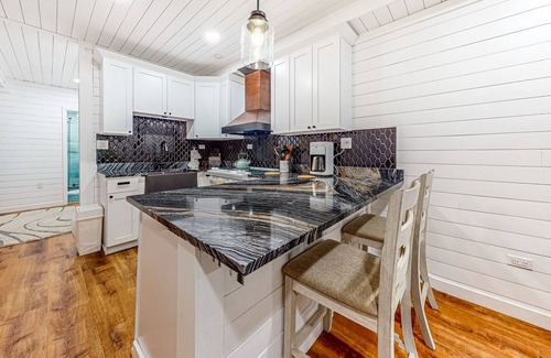 Seymour Apartamento | Dog-friendly apartment with mountain view, fireplace, central AC, firepit, & W/D