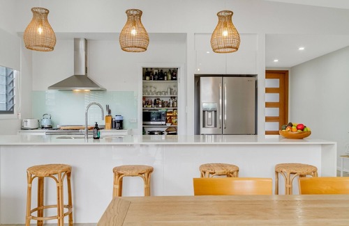 Pottsville Casa | Dog-Friendly Beach House @ Black Rocks by uHoliday